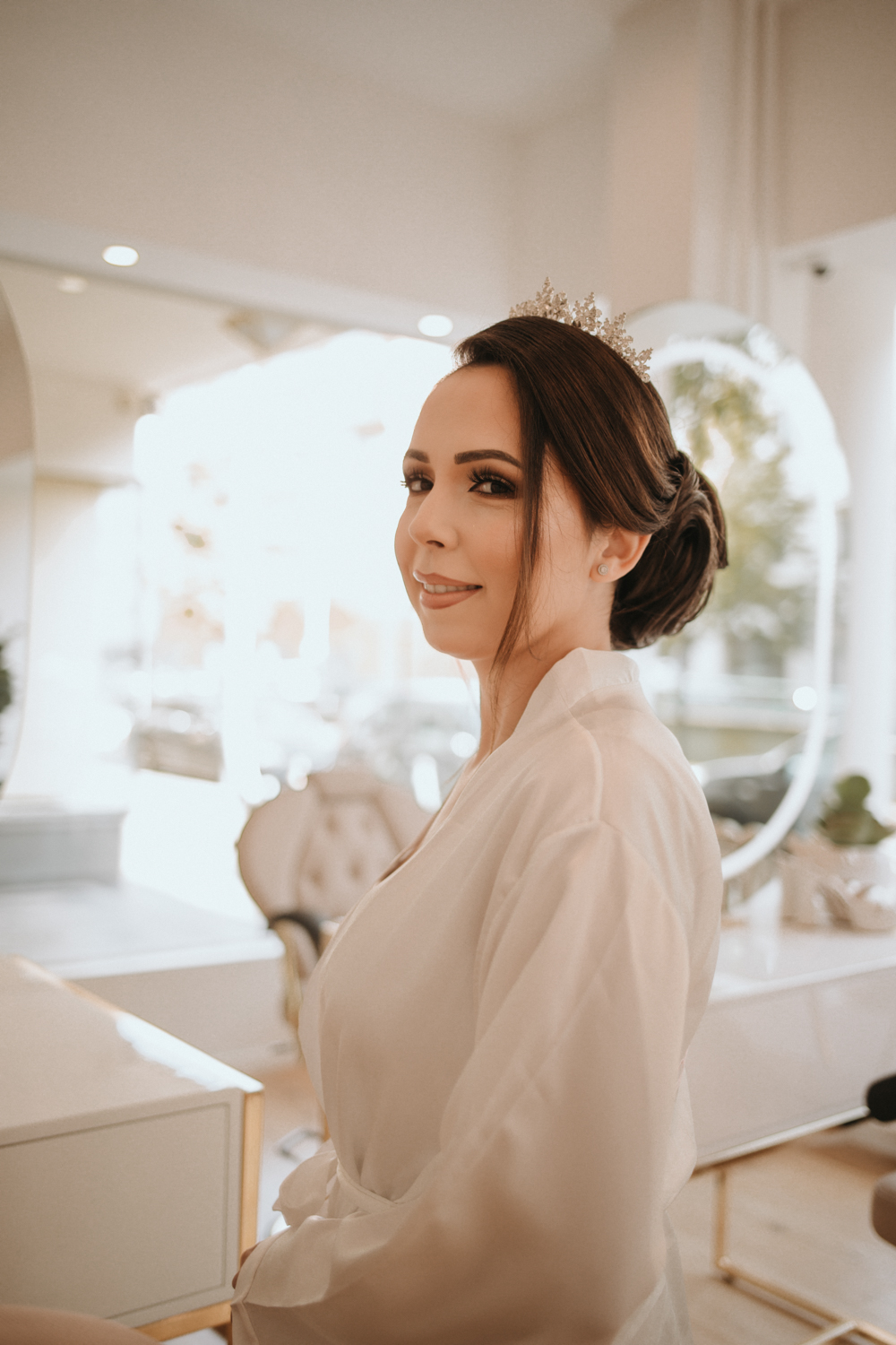 Getting Ready - Braut wird im Salon von new faces geschminkt